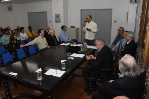 O Prof. José Eugênio Leal agradece a homenagem. Na primeira fila, de paletó preto, o Prof. Abraham Alcaim. Fotógrafo Antônio Albuquerque.