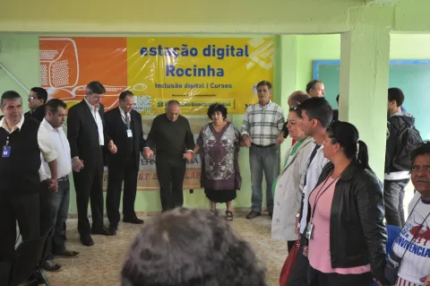 Oração comunitária para abençoar o projeto. Fotógrafa Thaís Mandarino. Acervo do Projeto Comunicar.