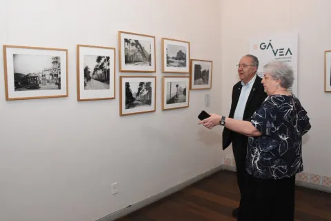 A diretora do Solar, Profa. Margarida de Souza Neves, apresenta a exposição ao Reitor Pe. Josafá Carlos de Siqueira S.J. Fotógrafo Antônio Albuquerque.