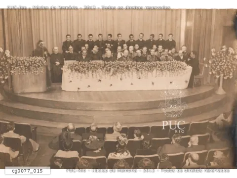 Ao centro o Cardeal Dom Jaime de Barros Câmara e o Reitor pe. Leonel Franca S.J..