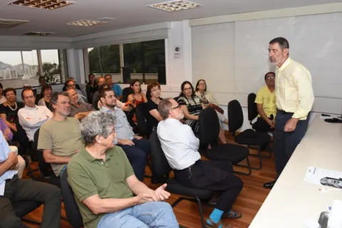 Homenagem ao Prof. Fred Palmeira (MAT), de pé à direita, na sala de reuniões do decanato do CTC. Fotógrafo Antônio Albuquerque.