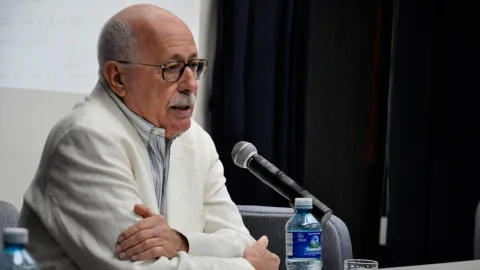 O prof. Silviano Santiago, ao final da homenagem. Fotógrafa Beatriz Meireles. Acervo Comunicar.