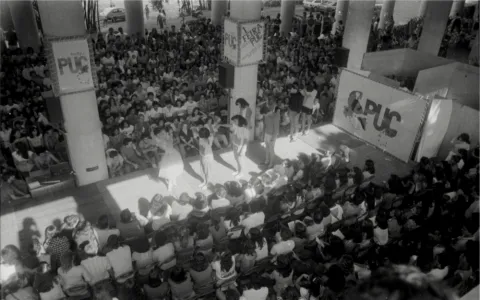 Desfile nos pilotis. Fotógrafo Antônio Albuquerque.