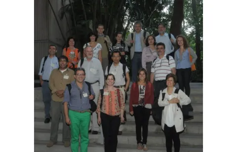 Alguns dos participantes do Encontro fizeram uma visita guiada pelo campus da Universidade. Fotógrafo Antônio Albuquerque. Acervo Núcleo de Memória.