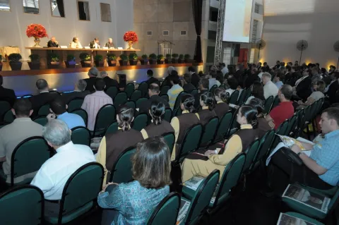 Uma das mesas do Simpósio no Ginásio Poliesportivo. Fotógrafo Antônio Albuquerque. Acervo do Núcleo de Memória.