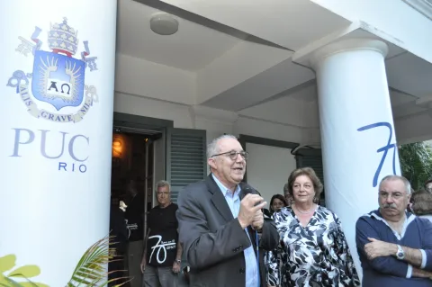 O Reitor Padre Josafá Carlos de Siqueira, S.J. na abertura da exposição.
