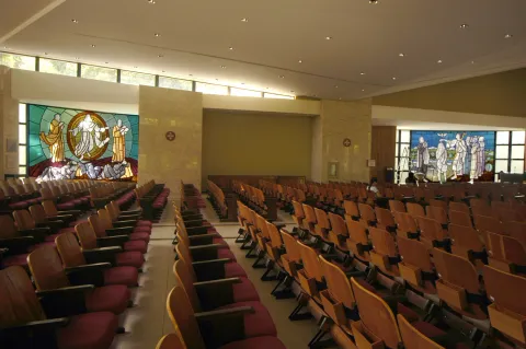 À esquerda o vitral Transfiguração, e à direita O Batismo de Jesus.