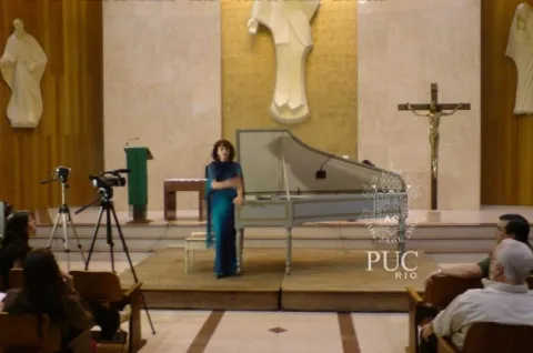 A cravista Rosana Lanzelotte, na estrutura montada em frente ao altar para o concerto.