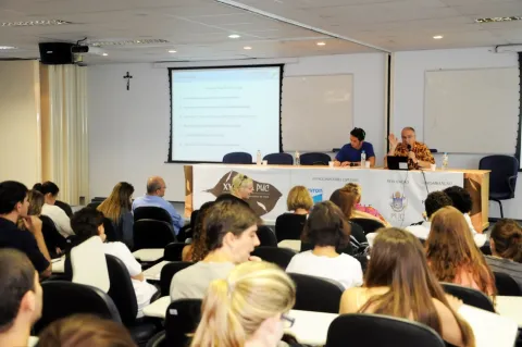 Palestra do Prof. Artur Bogner no auditório B8. Fotógrafa Cynthia Salles. Acervo do Projeto Comunicar.