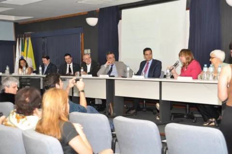 Na mesa o Reitor Prof. Pe. Josafá S.J., o Ministro José Eduardo Cardoso, o secretário Paulo Abrão e a escritora Glória Perez. Fotógrafa Gabriela Doria. Acervo do Projeto Comunicar.