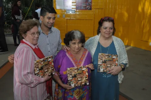 Davison Coutinho, a Coordenadora do NEAM, Profa. Marina Moreira, e convidadas. Fotógrafo Antônio Albuquerque. Acervo do Núcleo de Memória.