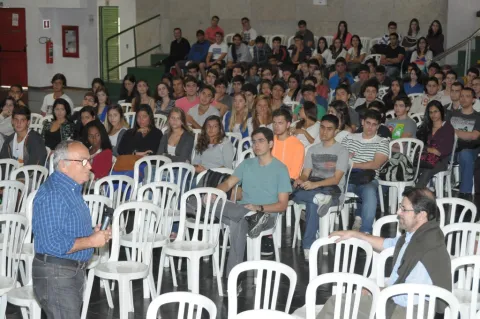 Recepção dos alunos pelo Vice-Reitor Comunitário, Prof. Augusto Sampaio, e pelo Decano do CTC, Prof.  Silva Mello, no Ginásio Poliesportivo. Fotógrafo Antônio Albuquerque. Acervo do Núcleo de Memória.