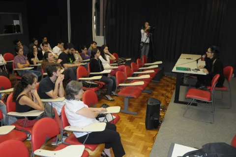 Debate após a exibição dos curtas na sala K102, 15/4/2013. Fotógrafo Antônio Albuquerque. Acervo do Núcleo de Memória.