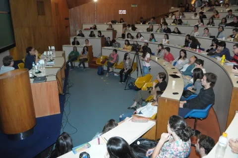 Os professores Leonardo Cavalcanti e Claudia Silva no Auditório do RDC. Fotógrafo Antônio Albuquerque. Acervo do Núcleo de Memória da PUC-Rio.
