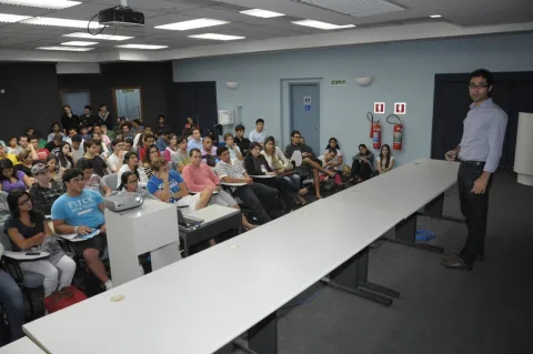 O palestrante Rodolfo Oliveira, no Auditório Padre Anchieta. Fotógrafo Antônio Albuquerque. Acervo do Núcleo de Memória.