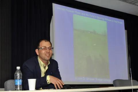 Palestra do professor Maxim Shrayer no Auditório Padre Anchieta. Fotógrafa Carol Lucchetti. Acervo do Projeto Comunicar.