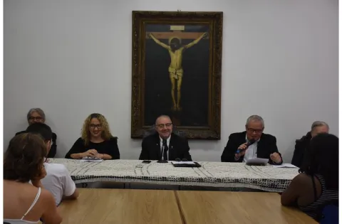 Mesa com o Prof. José Ricardo Bergmann, a Profa. Marta Regina, o Reitor Pe. Josafá S.J., o Prof. Paulo Esteves e o Vice-reitor Pe. Ivern S.J. Fotógrafo Antônio Albuquerque. Acervo Núcleo de Memória.