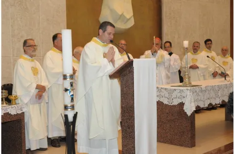 O Padre Alexandre Paciolli, e, ao fundo, o Reitor Pe. Josafá S.J. e o Arcebispo Dom Orani. Fotógrafo Antônio Albuquerque. Acervo Núcleo de Memória.