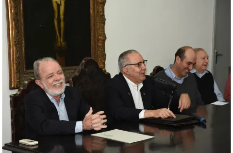 O Prof. Rogério Werneck, o Reitor Pe. Josafá S.J., o ex-diretor do Departamento Prof. Leonardo Rezende e o Vice-Reitor Pe. Ivern S.J. Fotógrafo Antônio Albuquerque. Acervo Núcleo de Memória.