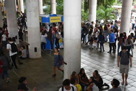 Movimentação nos pilotis do Edifício da Amizade. Fotógrafo Antônio Albuquerque.