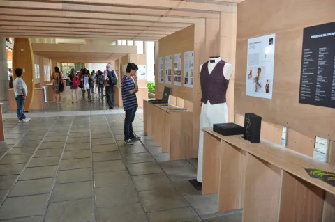 Exposição nos pilotis do Edifício da Amizade. Fotógrafo Antônio Albuquerque. Acervo do Núcleo de Memória.