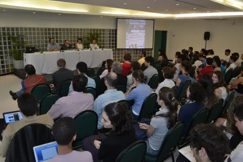 Mesa de abertura com o Prof. Luiz Roberto Azevedo Cunha, Decano do CCS, o Prof. João Pontes Nogueira, Diretor do IRI, a Profa. Carolina Moulin (IRI) e a Profa. Marta Fernández Moreno (IRI). Fotógrafo Antônio Albuquerque. Acervo do Núcleo de Memória.