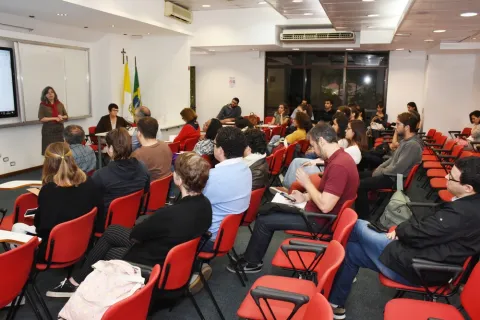 Apresentação da profa. Maria Alice Rezende de Carvalho (CIS) na abertura do evento, no auditório do IAG. Fotógrafo Antônio Albuquerque.