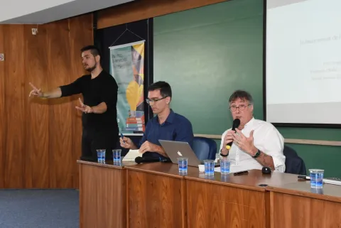 Abertura do evento, com o Prof. Serge Ebersold, do Conservatoire National des Arts et Métiers (França), no auditório B6. Fotógrafo Antônio Albuquerque.