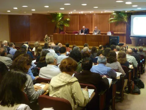 Apresentação do Reitor prof. Pe. Josafá S.J no auditório da Casa de Retiros Anchieta. Acervo do Núcleo de Memória.