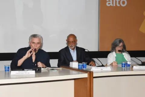 Mesa com o prof. Ricardo Ismael (CIS), prof. Domício Proença Filho (ABL) e a profa. Maria Alice Rezende (CIS), no Auditório do RDC. Fotógrafo Antônio Albuquerque.