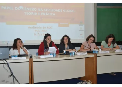 Mesa com as pesquisadoras Grazielle Costa (UFF), Paula Sandrin (IRI), Márcia Nina Bernardes (JUR), Renata Giannini (IRI) e Diana Aguiar (Transnational Institute). Fotógrafo Antônio Albuquerque. Acervo Núcleo de Memória.
