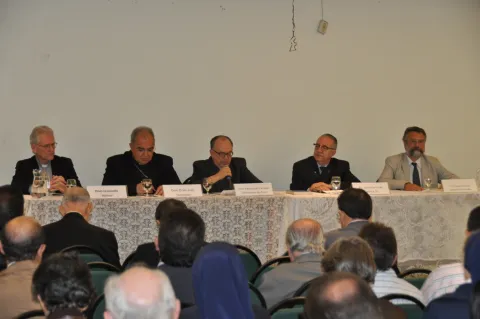 Abertura do evento com a presença do Arcebispo do Rio de Janeiro Dom Orani Tempesta O.Cist., do presidente da CNBB Cardeal Dom Raymundo Damasceno, do Reitor Prof. Pe. Josafá S.J. e do Decano do CTCH Prof. Paulo Fernando C. de Andrade. Fotógrafo Antônio Albuquerque. Acervo do Núcleo de Memória.