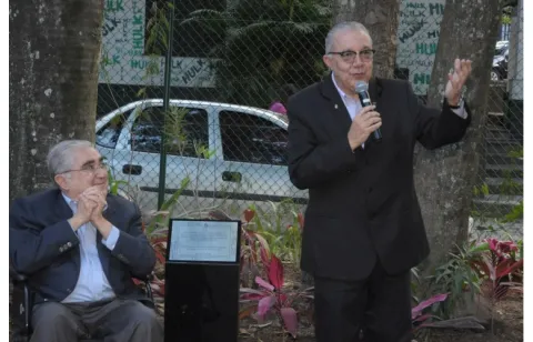 À esquerda o engenheiro Paulo Cunha, e à direita o Reitor Prof. Pe. Josafá S.J. Fotógrafo Antônio Albuquerque. Acervo Núcleo de Memória.