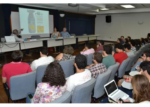 Apresentação do Prof. Márcio Scalércio, no Auditório Padre Anchieta. Fotógrafo Antônio Albuquerque. Acervo Núcleo de Memória.