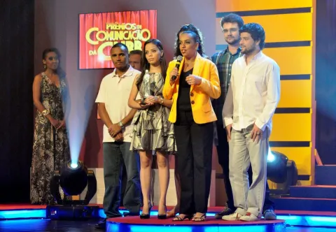 A profa. Carmem Petit agradece ao prêmio em nome da equipe. Fotógrafo desconhecido. Acervo do Projeto Comunicar.