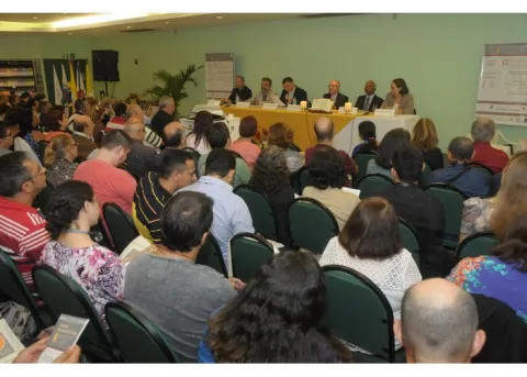 Mesa de abertura com o Prof. Pe. Leonardo Agostini (TEO), o Prof. Paulo Fernando de Andrade (TEO), Prof. Dom Paulo Cezar Costa (TEO), o Reitor Prof. Pe. Josafá S.J. (BIO), o Pe. Felix Wilfred e a Profa. Maria Clara Bingemer (TEO). Fotógrafo Antônio Albuquerque. Acervo Núcleo de Memória.