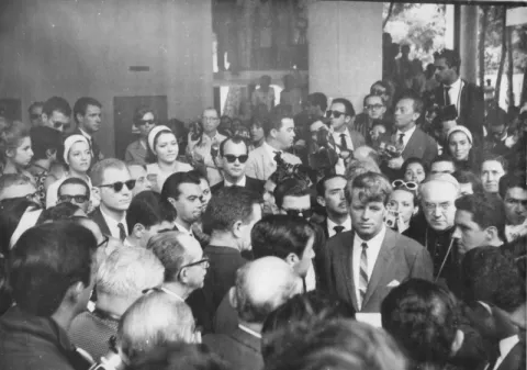 Bob Kennedy no momento da inauguração do busto de John Kennedy. Acervo Comunicar.