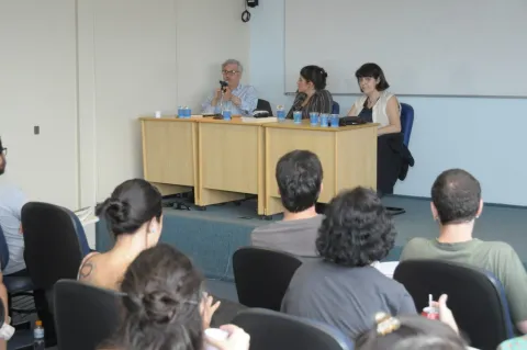 Os palestrantes, no evento realizado na sala do Mestrado, sétimo andar do Prédio Cardeal Frings. Fotógrafo Antônio Albuquerque. Acervo do Núcleo de Memória.