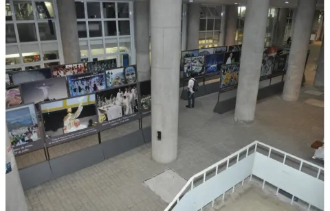 Exposição sobre a Jornada Mundial da Juventude, nos pilotis do Ed. Cardeal Leme. Fotógrafo Antônio Albuquerque. Acervo Núcleo de Memória.