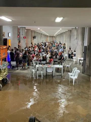 Pessoas aguardam nos pilotis do Edifício Cardeal Leme, em torno de 21:00h. Foto: Eduardo Gonçalves.