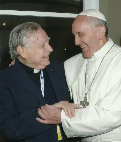 Amigos de longa data, o Papa Francisco cumprimenta o pe. Ivern S.J. na residência dos Jesuítas no Sumaré. (26/07/2013). Fotógrafo Antônio Albuquerque. Acervo do Núcleo de Memória.
