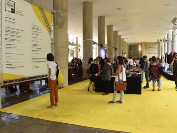 Exposições nos pilotis do Edifício da Amizade. Fotógrafo Antônio Albuquerque. Acervo Núcleo de Memória.