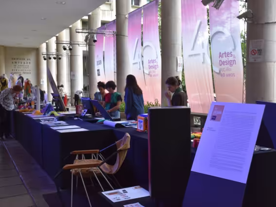 Exposição de projetos nos pilotis do Edifício da Amizade. Fotógrafo Antônio Albuquerque.