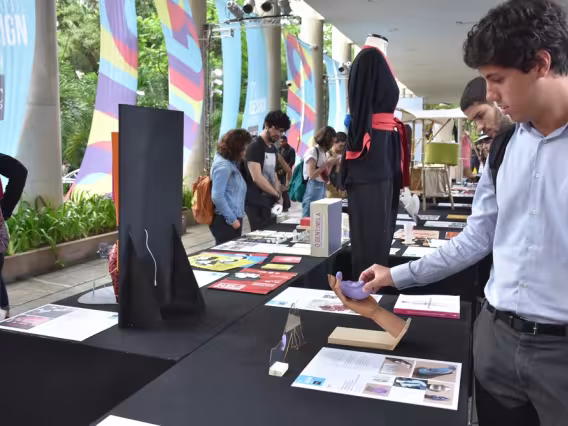 A exposição foi realizada nos pilotis do Edifício da Amizade. Fotógrafo Antônio Albuquerque.