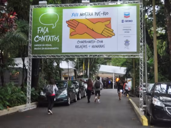 Entrada da Mostra pelo portão da rua Marquês de São Vicente. Fotógrafo Antônio Albuquerque. Acervo Núcleo de Memória.