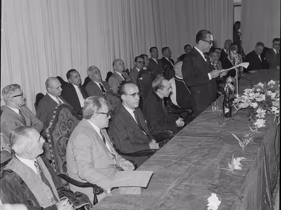 O presidente Juscelino Kubitscheck, tendo ao lado o Cardeal Dom Helder Camara, no antigo ginásio esportivo. Arquivo Nacional/Agência Nacional.