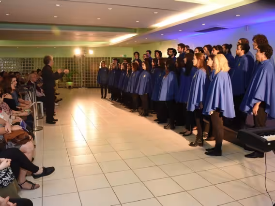 Apresentação do Coral da PUC-Rio, no Salão da Pastoral. Fotógrafo Antônio Albuquerque. Acervo Núcleo de Memória.