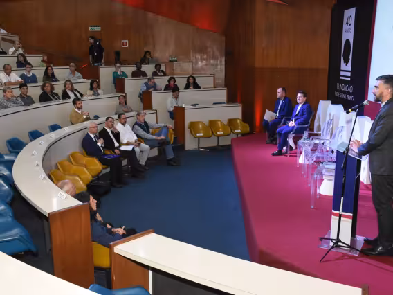 Fala do Reitor pe. Anderson S.J. na abertura do evento, no auditório do RDC. Fotógrafo Antônio Albuquerque.