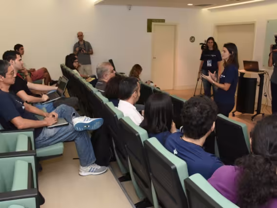 Palestra de abertura, no auditório do Edifício Padre Laércio Dias de Moura S.J.. Fotógrafo Antônio Albuquerque.