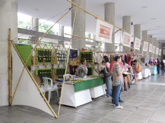 Exposição nos pilotios do Edifício da Amizade. Fotógrafo Antônio Albuquerque. Acervo do Núcleo de Memória.